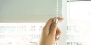 how to change direction of roller blind a person using roller blinds