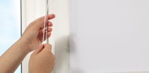 how to open roller blinds a person using roller blinds